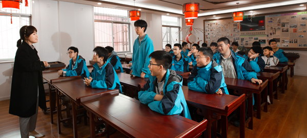 华阴 分类教学，因材施教，采取“一类一方案、一人一目标”的教学方法