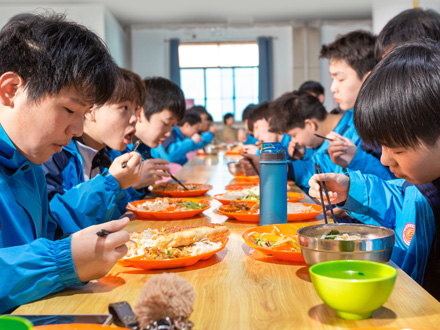 华阴学生用餐