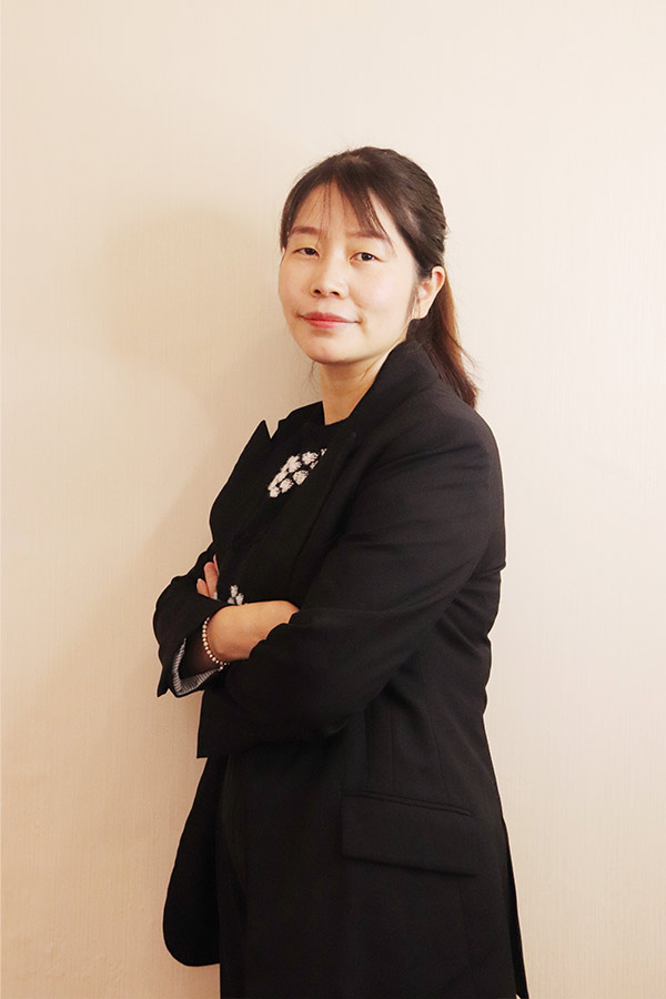 华阴吕瑶 本科学历,毕业于陕西师范大学
