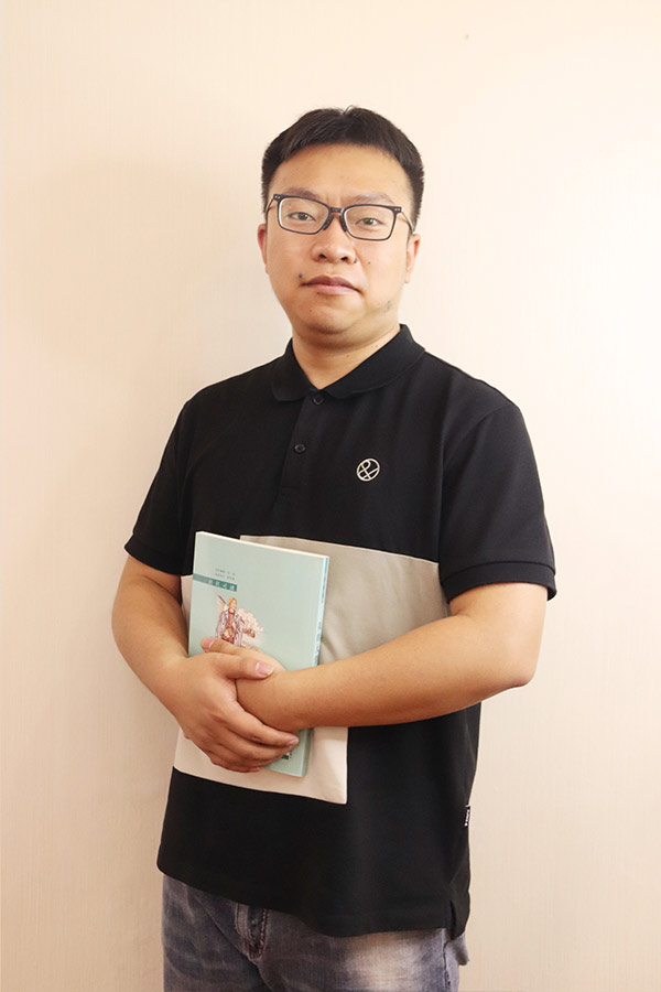 华阴杨斌 本科学历，毕业于西安航空学院